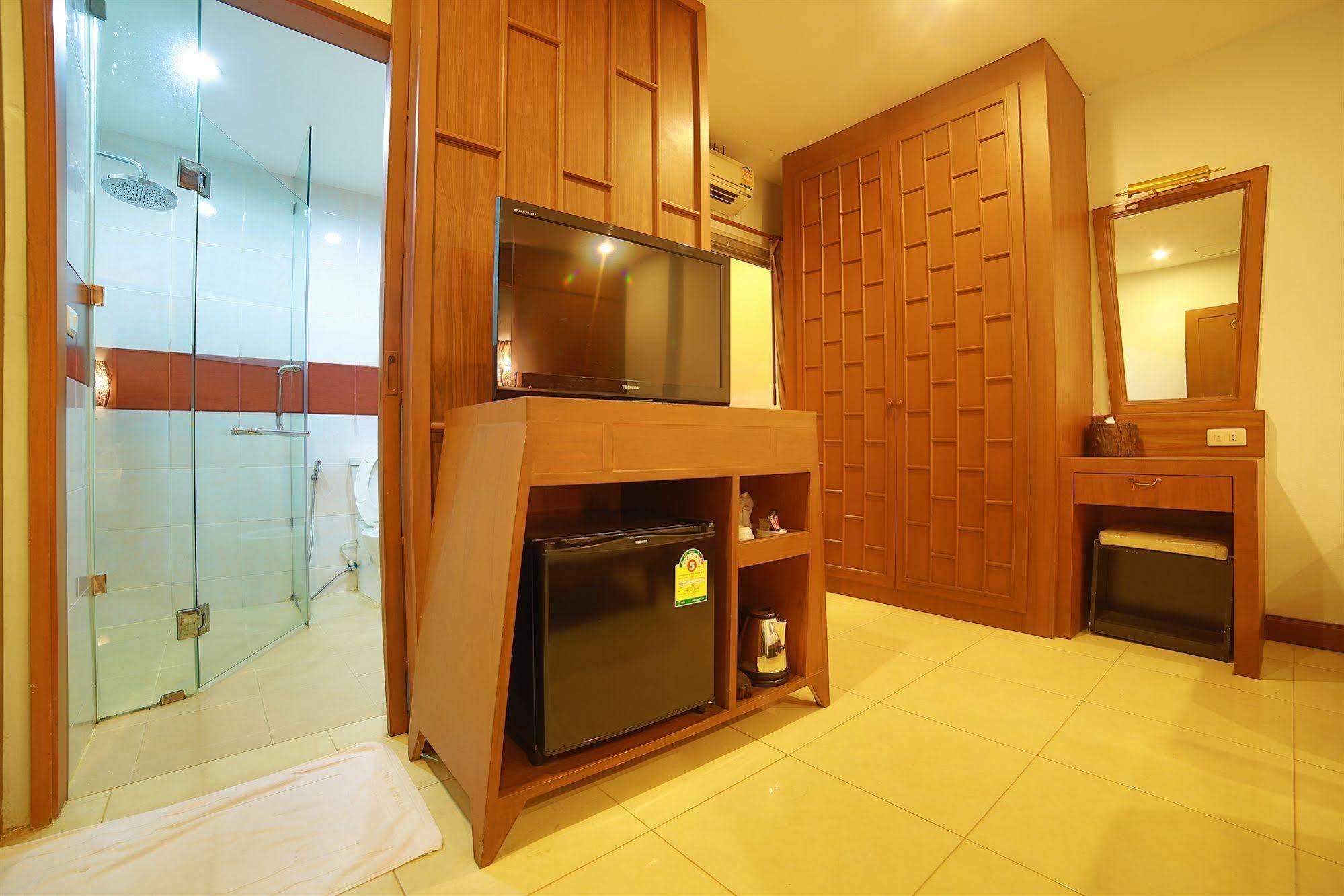 Lotus Hotel Patong Extérieur photo