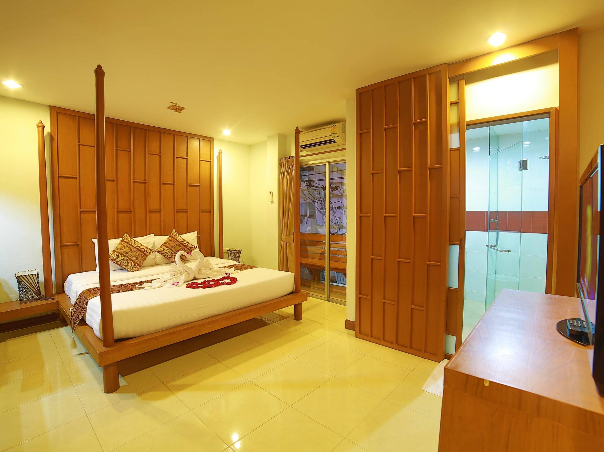 Lotus Hotel Patong Extérieur photo