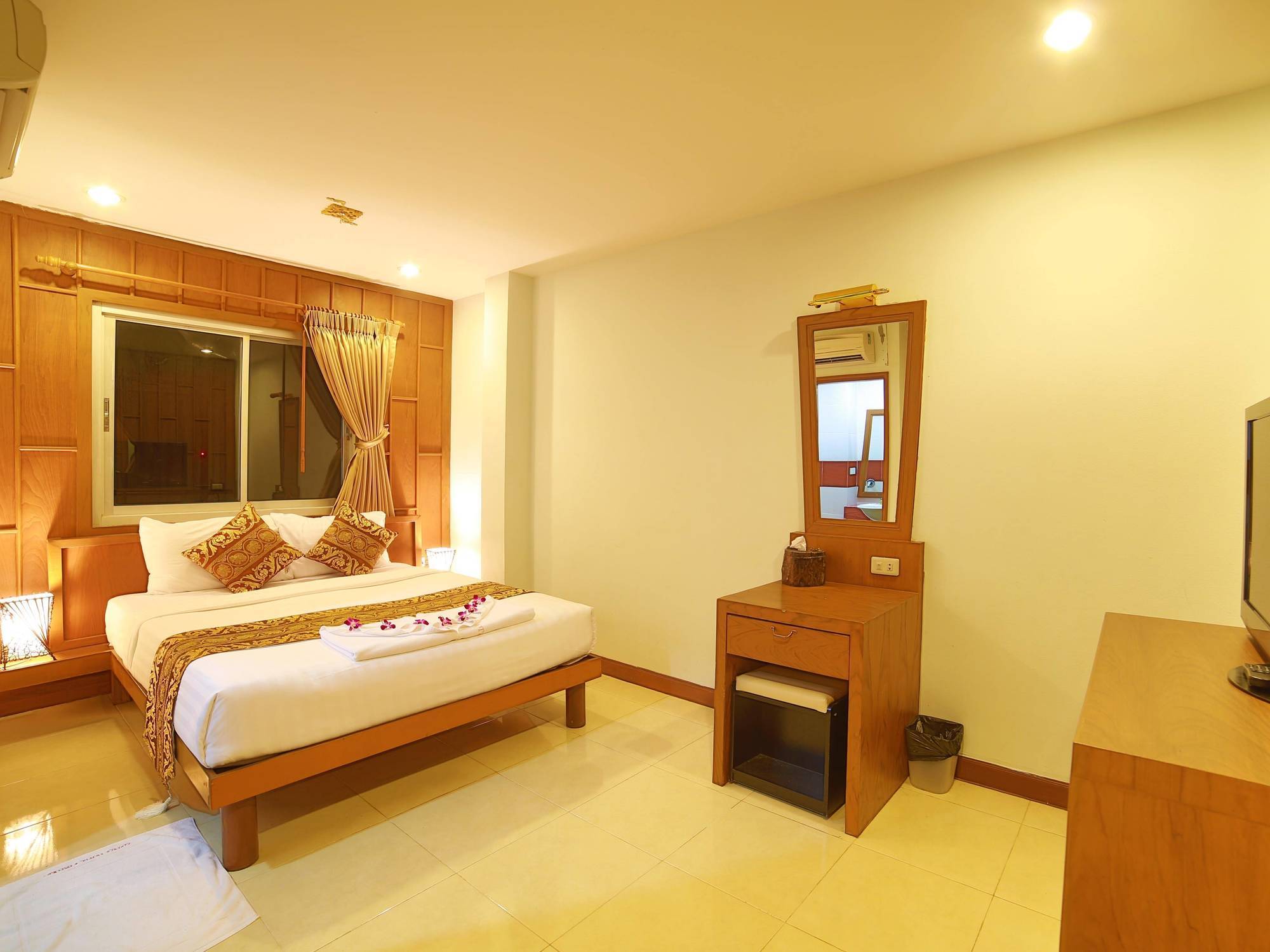 Lotus Hotel Patong Extérieur photo